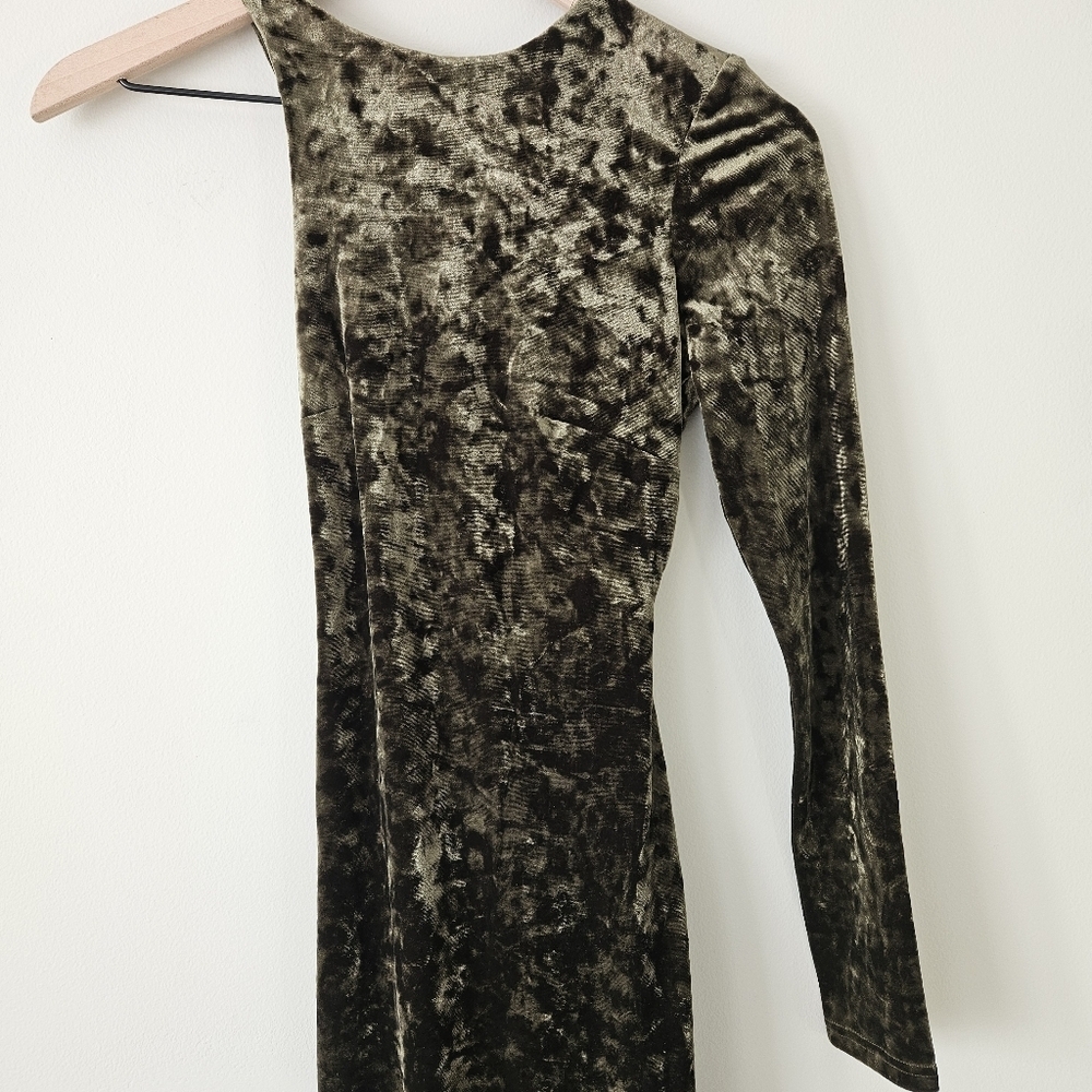 Camila Coelho Olive Green Crushed Velvet One Sleeve Maxi Dress NWT - Picture 4 of 13
